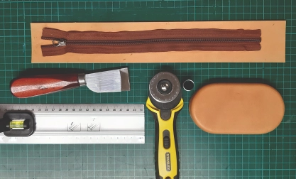 The middle part and the zipper The middle part and the zipper