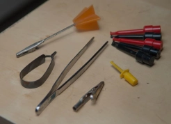 Assorted clips Assorted clips