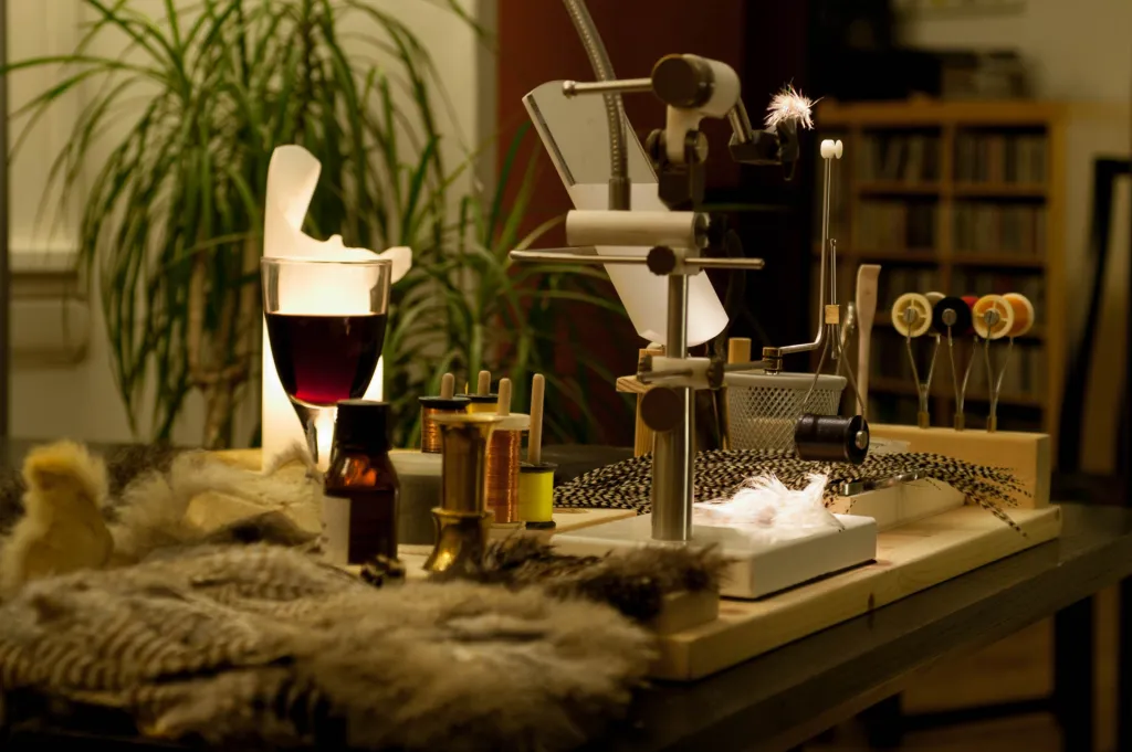 A cozy mess - The small board is not quite enough for all the feathers and furs that you will most likely also be needing, so a table nearby may be a good idea if you tie with the board on your lap. Or you can place the tying station on a table like here.